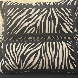 2 oblong pillow covers with zippers